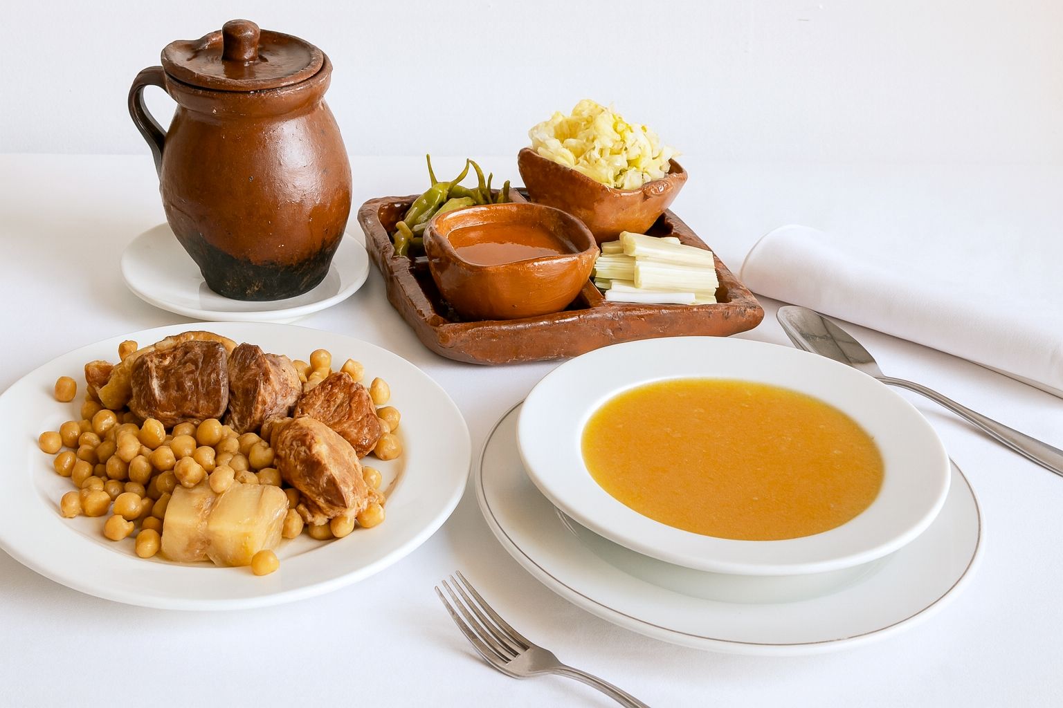 Cocido Madrileño en puchero individual servido en dos vuelcos. Restaurante La Nueva Cañada.